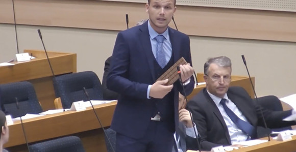 Stanivuković pokazao kako se uzimaju novci