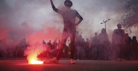 Sukobi u Parizu, bukti vatra, lete suzavci VIDEO