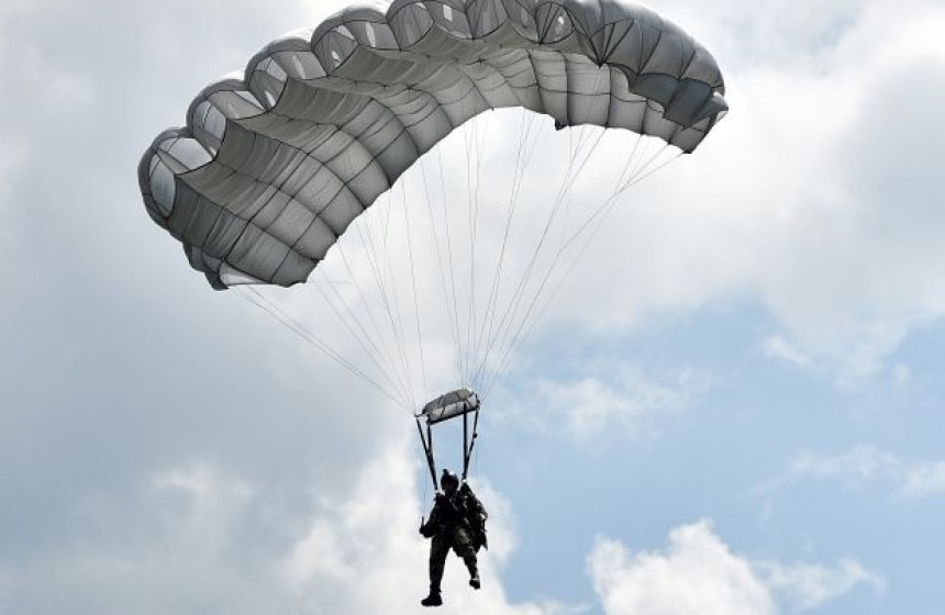 Padobranac iz Srbije pao na žice