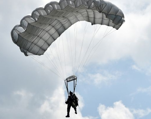 Padobranac iz Srbije pao na žice