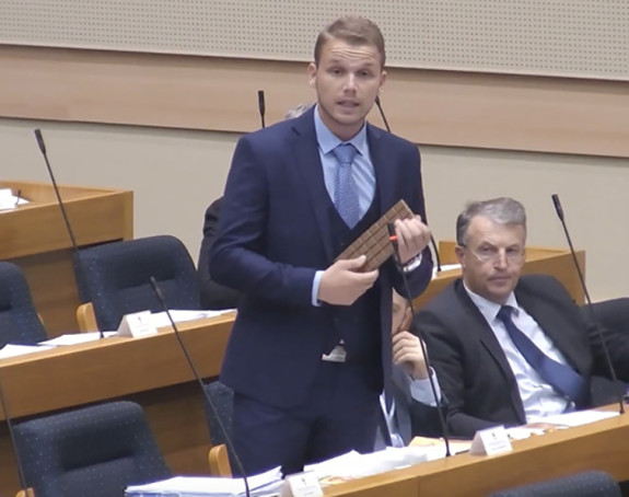 Stanivuković pokazao kako se uzimaju novci