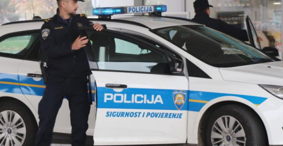 Metalnim šipkama muškarcu polomili obje noge