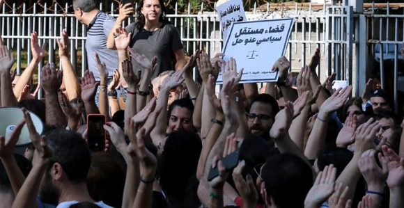 Vandali lomili prozore, pa zapalili jelku