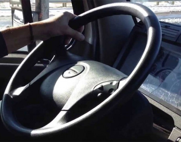 Vozač kamiona umro na autoputu tokom vožnje
