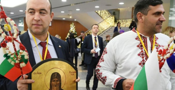 Новинар покушао уручити поклон Владимиру Путину