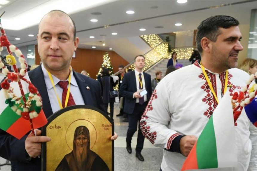 Novinar pokušao uručiti poklon Vladimiru Putinu