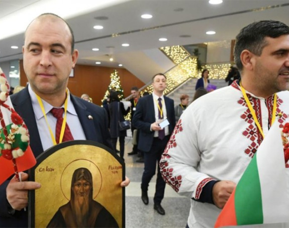 Novinar pokušao uručiti poklon Vladimiru Putinu