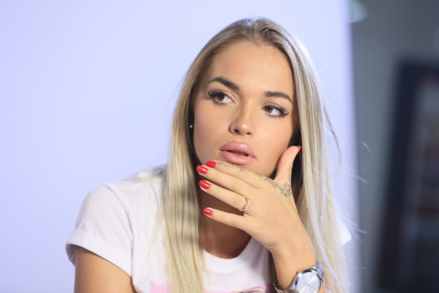 Teodoru na aerodromu pretresli do gaća!