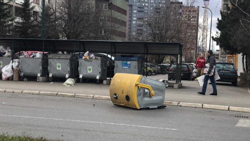 Jak vjetar u SA: Obara kontejnere, lomi drveće