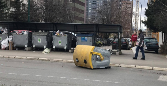 Jak vjetar u SA: Obara kontejnere, lomi drveće