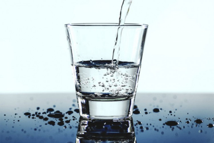 Može biti opasna: Koliko vode treba piti dnevno?