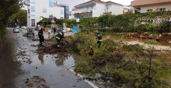 Olujno nevrijeme i grad sinoć pogodili Dalmaciju