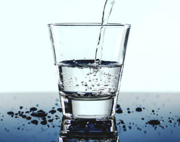 Може бити опасна: Колико воде треба пити дневно?