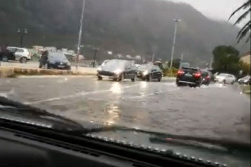 Велике падавине: Улице Тивта и Котора под водом