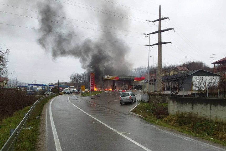 Autom udario u benzinsku pumpu kod Zvornika