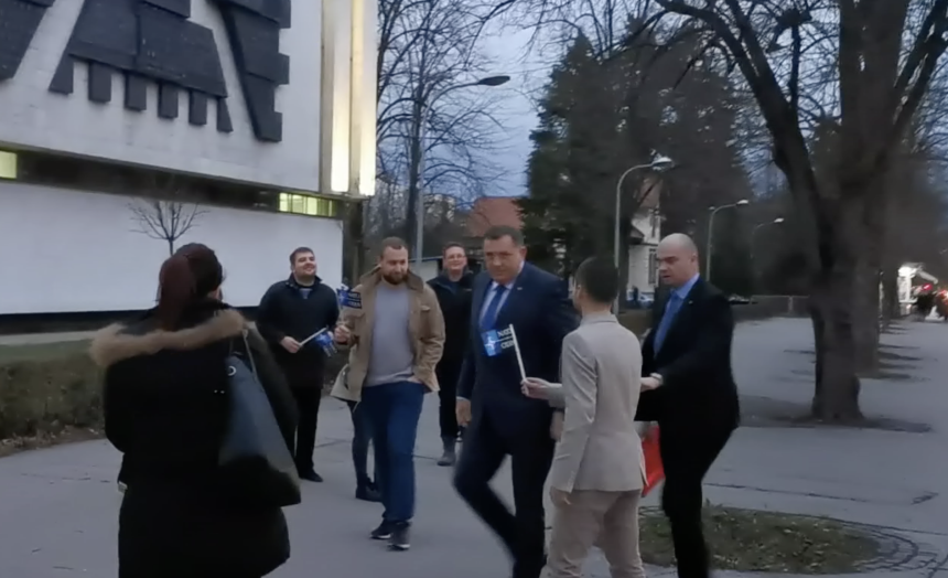 Додику поклонили НАТО заставу