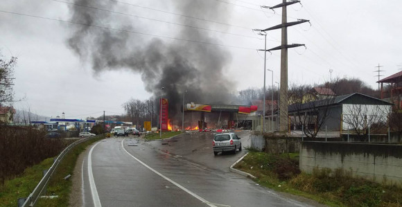 Autom udario u benzinsku pumpu kod Zvornika