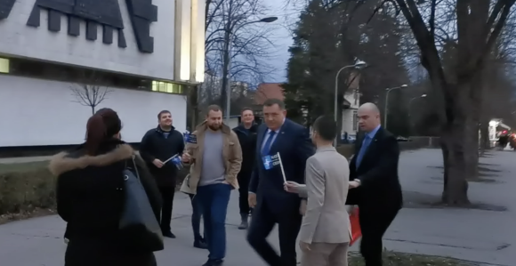 Dodiku poklonili NATO zastavu