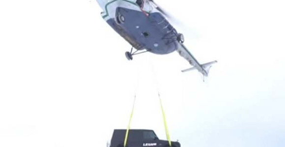 Razočarao se u auto pa ga bacio sa 300 metara visine! (video)