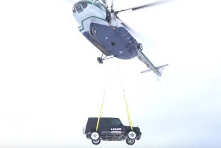 Razočarao se u auto pa ga bacio sa 300 metara visine! (video)