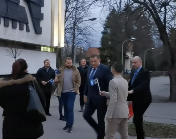 Додику поклонили НАТО заставу