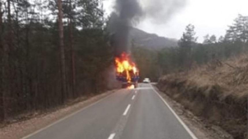 Ватра прогутала камион у вожњи
