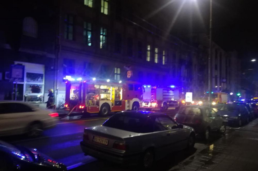 Београд: Пожар на врху стамбене зграде
