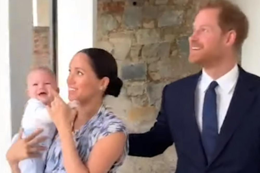 Božićna fotka vojvotkinje i princa postala hit zbog Arčija!