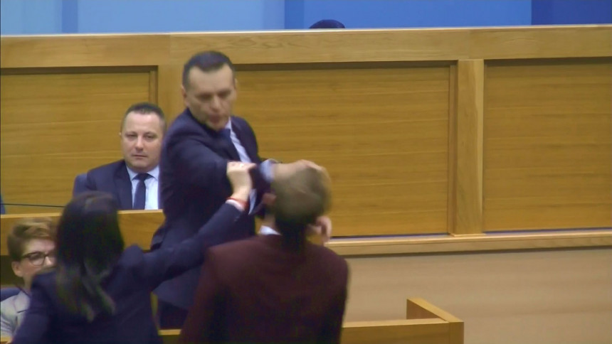 Ministar policije Dragan Lukač u NSRS udario narodnog poslanika Stanivukovića