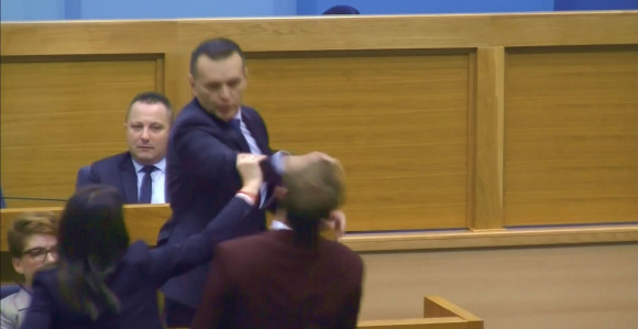 Ministar policije Dragan Lukač u NSRS udario narodnog poslanika Stanivukovića