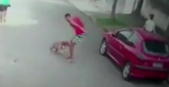 Питбул напао дијете на улици (ВИДЕО)