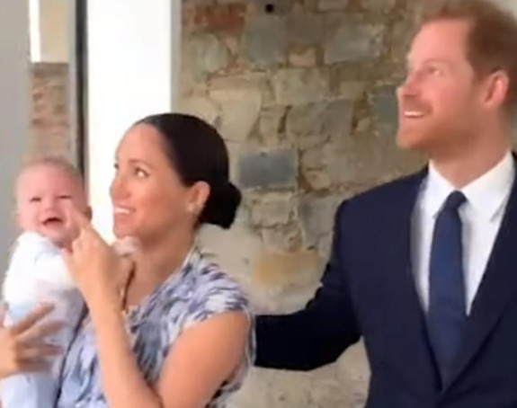 Božićna fotka vojvotkinje i princa postala hit zbog Arčija!