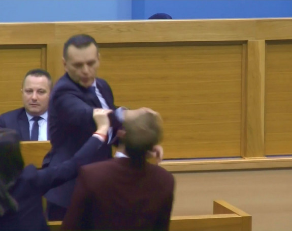 Ministar policije Dragan Lukač u NSRS udario narodnog poslanika Stanivukovića