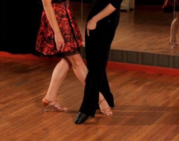 Šta se desi kada partnerka u plesu ima mnogo više kila nego muškarac! (video)