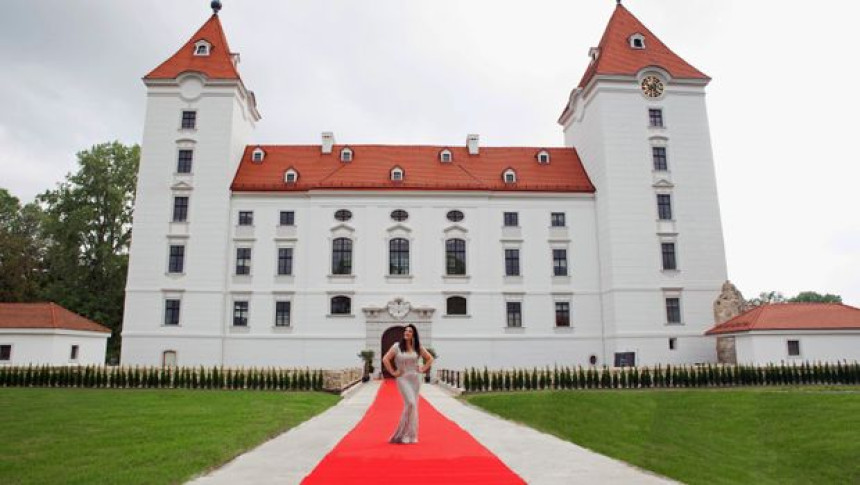 Dragana čestitala Božić slikom pored glamurozne jelke u svom dvorcu!