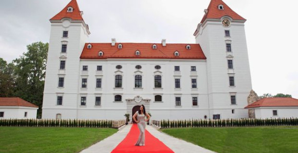 Dragana čestitala Božić slikom pored glamurozne jelke u svom dvorcu!