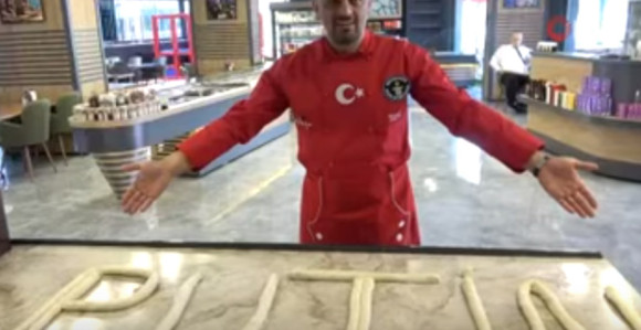 Турски кувар прави торту за Владимира Путина