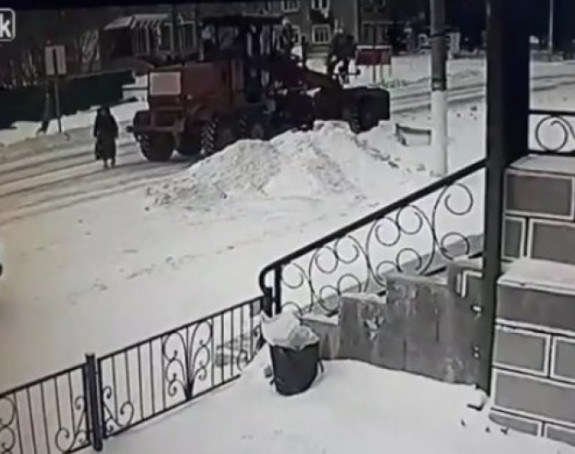 Драматичан снимак са улице из Русије (ВИДЕО)