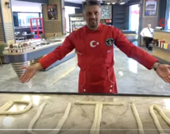Турски кувар прави торту за Владимира Путина