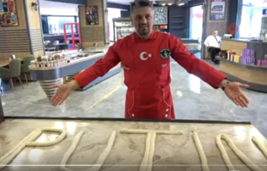 Турски кувар прави торту за Владимира Путина