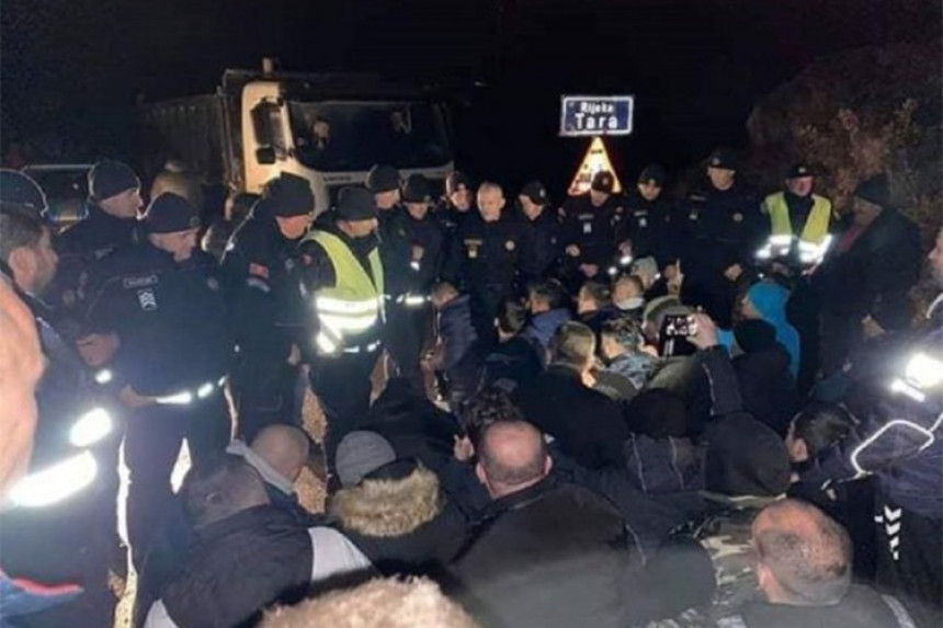 Blokade puteva širom Crne Gore