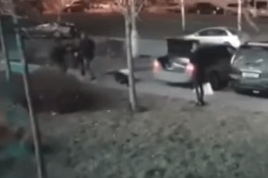 Хулигани претукли ММА борца, напад снимиле камере