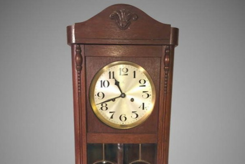 Kupio zidni sat na buvljaku i u njemu pronašao pare!