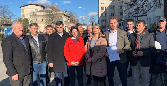 Dva skupa: Na jednom opozicija i narod, a na drugom plaćenici pokreta "Čast i otadžbina"