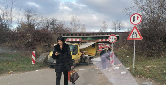 Kamion zapeo za željeznički most u Banjaluci