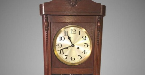 Kupio zidni sat na buvljaku i u njemu pronašao pare!