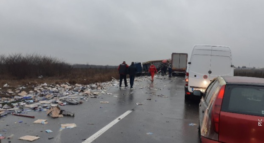 Преврнуо се камион: У току спасавање возача