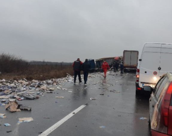 Prevrnuo se kamion: U toku spasavanje vozača
