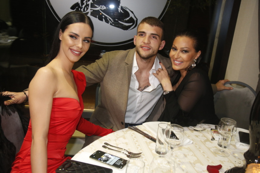 Ima se, može se - Ceca naručila pozlaćenu kolevku za bebu!