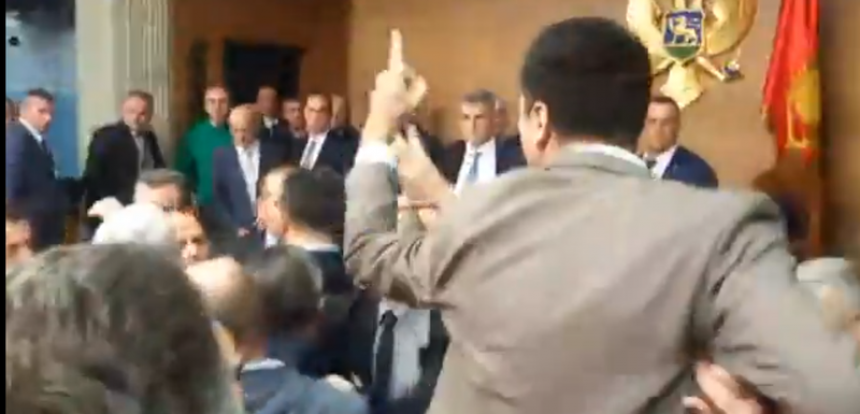 Nakon incidenta u Skupštini Crne Gore, privedeni poslanici DF-a (VIDEO)